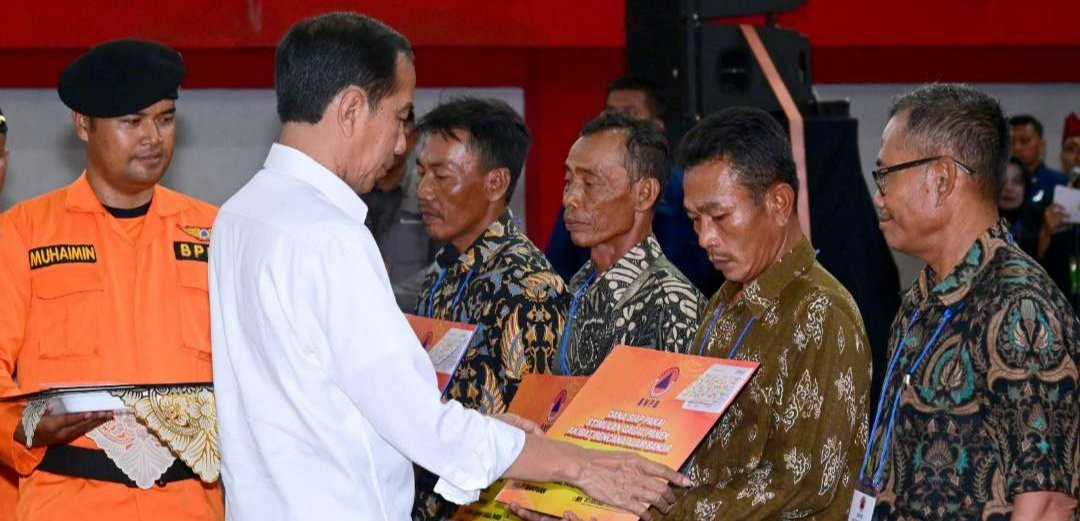 Presiden Joko Widodo menyerahkan bantuan gagal panen kepada para petani di Grobogan, Jawa Tengah. (Foto: Kemenko PMK)