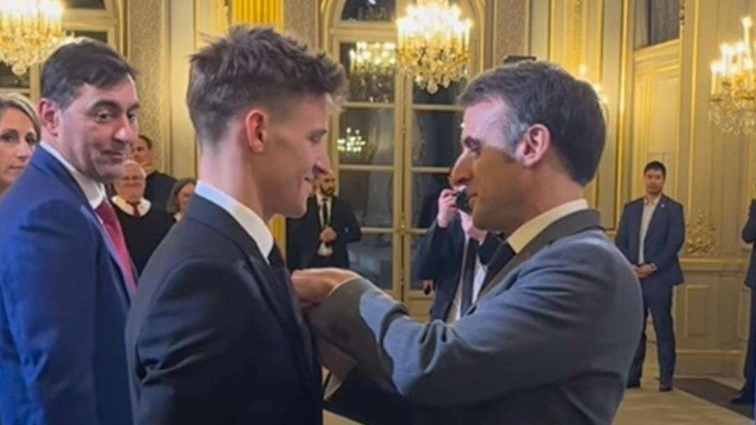 Pembalap MotoGP, Fabio Quartararo meraih penghargaan dari Presiden Prancis, Emmanuel Macron, Selasa 23 Januari 2024 waktu setempat. (Foto: Instagram @fabioquartararo20)