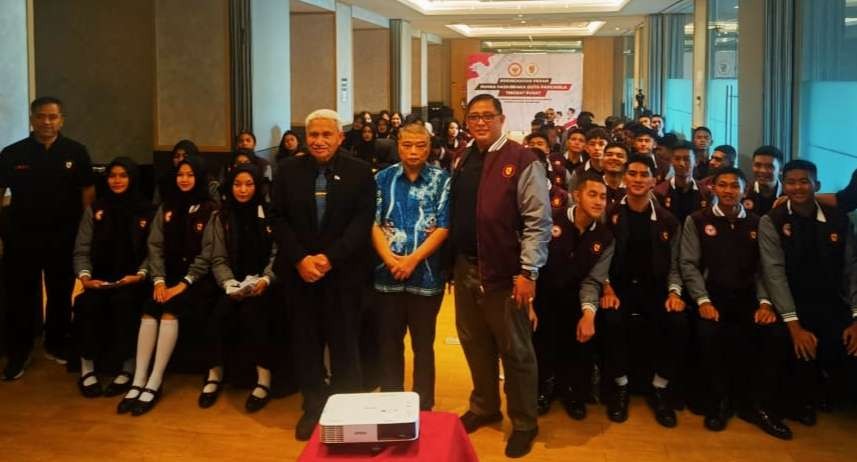 Staf Khusus Ketua Dewan Pengarah Badan Pembinaan Ideologi Pancasila (BPIP), Antonius Benny Susetyo di tengah peserta Purna Paskibraka di Jakarta. (Foto: BPIP)