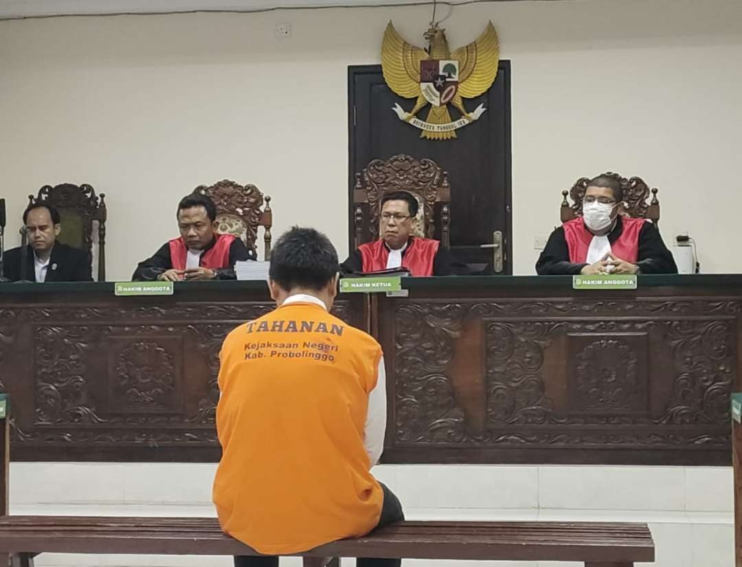 Terdakwa Andrie Wibowo Eka Wardhana, 41 tahun saat sidang beragenda replik dari jaksa penuntut umum (JPU) di Pengadilan Negeri (PN) Kraksaan. (Foto: Ikhsan Mahmudi/Ngopibareng.id)