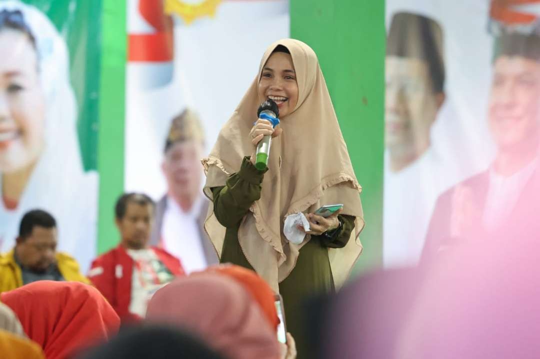 Siti Atikoh, istri capres nomor urut tiga, Ganjar Pranowo saat berkunjung ke pabrik pengalengan ikan di Muncar, Banyuwangi, Jawa Timur, Rabu 24 Januari 2024. (Foto: Istimewa)