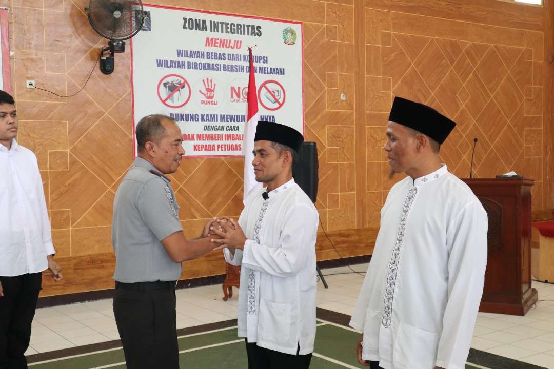 Dua orang Nepiter ikrar sumpah setia kepada Negara Kesatuan Republik Indonesia. (Foto: Istimewa)