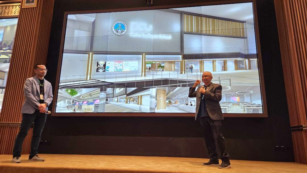 Rektor PCU, Prof Dewantoro, dan Dekan SBM PCU, Josua Tarigan, mengumumkan tentang Petra Business School di Fairway Nine Mall. (Foto: Humas PCU)