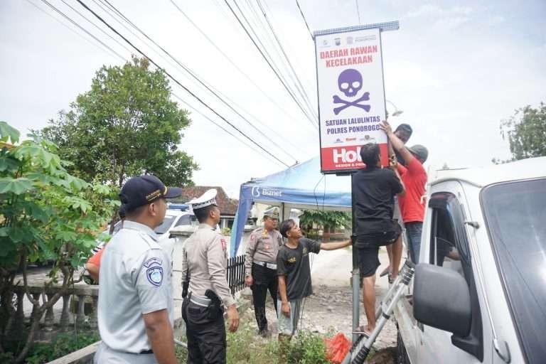 Anggota Polres Ponorogo dan Dinas Perhubungan Ponorogo memasang neon box di jalur rawan kecelakaan lalulintas antara Ponorogo-Madiun, pada Rabu 24 Januari 2024. (Fpto: polres ponorogo)