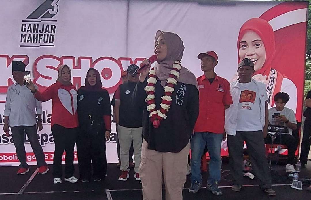 Siti Atikoh Suprianti menyampaikan progran Ganjar-Mahfud di depan pendukungnya di Kota Probolinggo. (Foto: Ikhsan Mahmudi/Ngopibareng.id)