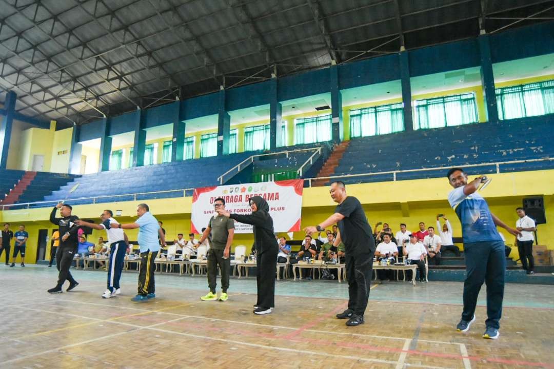 Forkopimda plus memukul shuttlecock mengawali olahraga bersama (foto: istimewa)