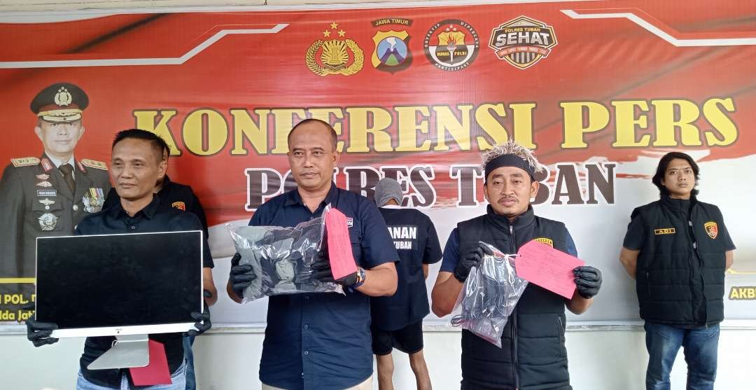 Konferensi pers Satreskrim Polres Tuban berhasil meringkus pelaku pencurian komputer puskesmas (Foto: Khoirul Huda/Ngopibareng.id)