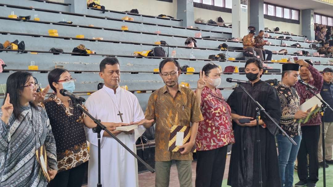 Suasana pengambilan sumpah anggota KPPS se-Kecamatan Wonokromo bertempat di Gelora Pancasila, pada Kamis 28 Januari 2024. (Foto: Julianus Palermo/Ngopibareng.id)