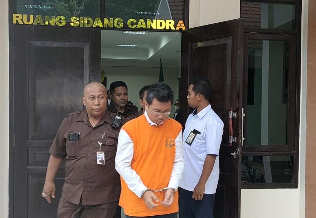 Terdakwa kebakaran hutan dan lahan (karhutla) di kawasan Bromo, Andri Wibowo Eka Wardana saat sidang di PN Kraksaan. (Foto: Ikhsan Mahmudi/Ngopibareng)