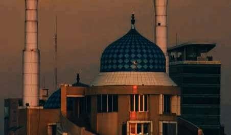 Masjid dengan kubah biru terasa indah waktu malam. (Foto:dok/ngopibareng.id)