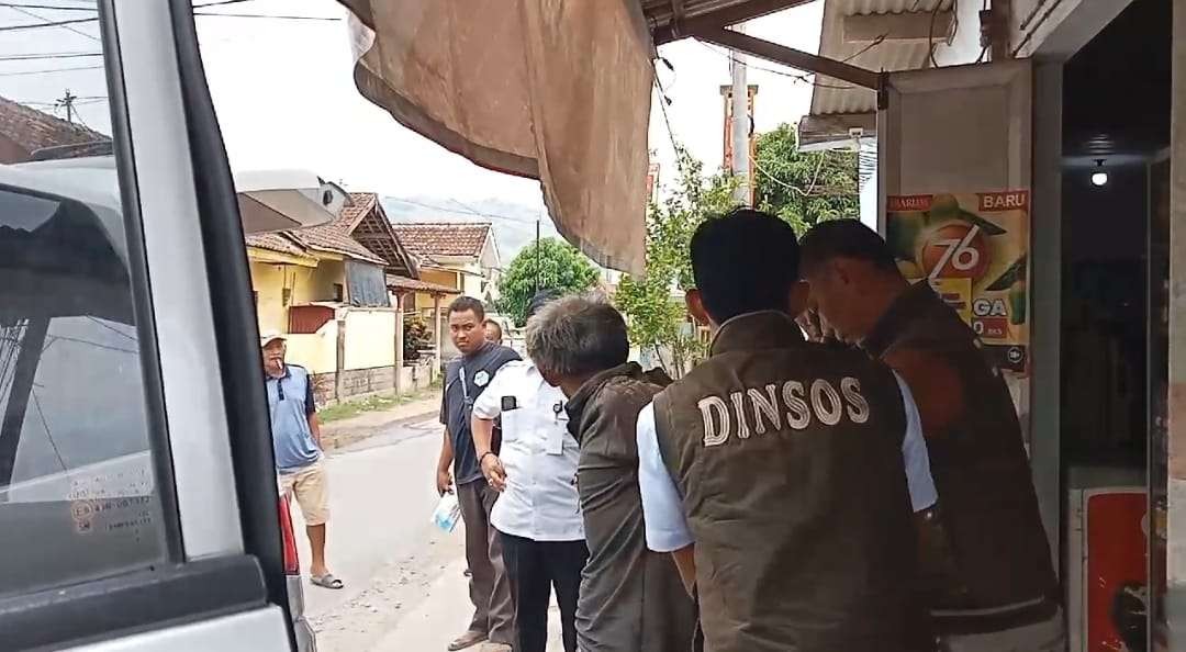 Petugas Dinas Sosial Jember saat mengamankan pria ODGJ mesum (Foto: Istimewa)