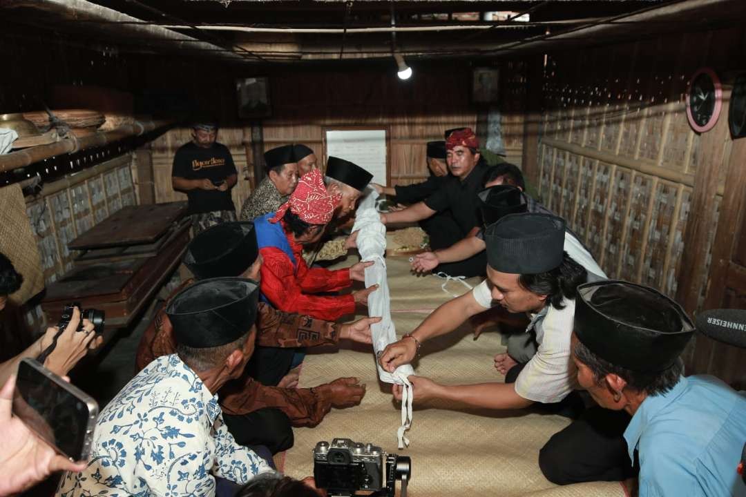 Prosesi pembersihan pusaka leluhur yang dilakukan masyarakat Cungking, Banyuwangi (Foto: Istimewa)