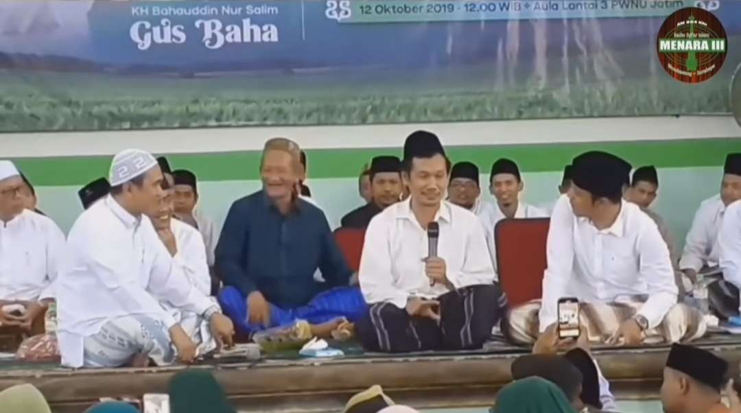 KH Ahmad Baharuddin Nursalim, Gus Ali, Gus Kautsar dan Gus Reza Ahmad Zahid  dalam suatu dakwah di Surabaya. (Foto:adi/ngopibareng.id)