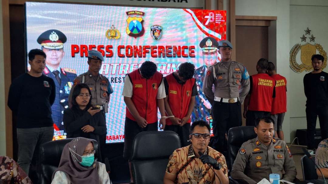 Potret kedua pemuda anggota gangster All Star yang melakukan tindakan kekerasan beserta pencurian, di Jalan Lakarsantri, saat rilis di Mapolrestabes Surabaya, Jumat 26 Januari 2024. (Foto: Julianus Palermo/Ngopibareng.id)