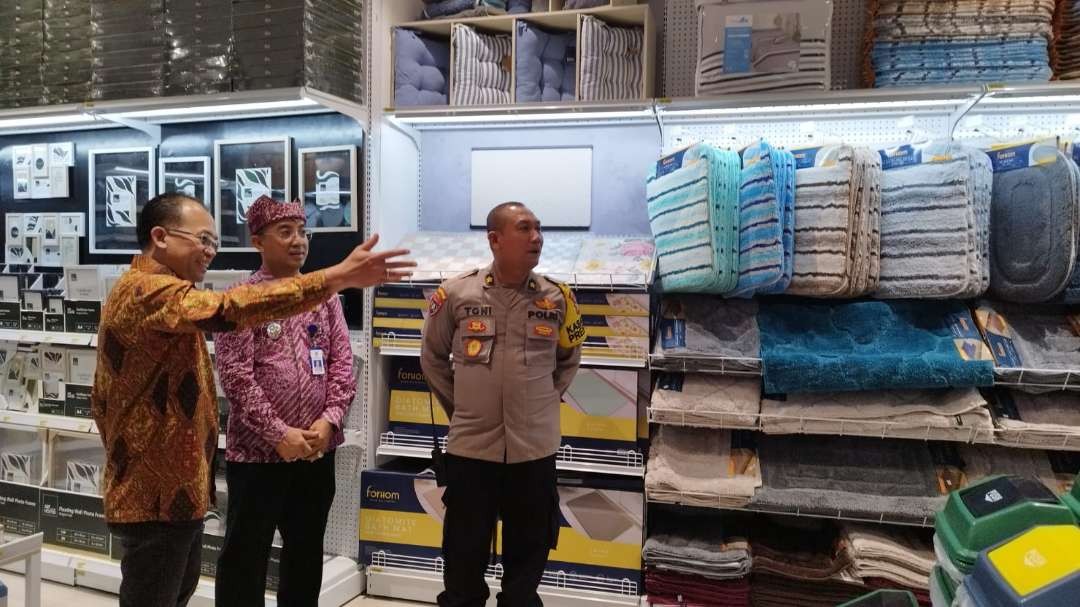 Camat Banyuwangi, Hartono (tengah) melihat barang-barang di toko retail Ace Hardware Banyuwangi (foto : Muh Hujaini/Ngopibareng.id)