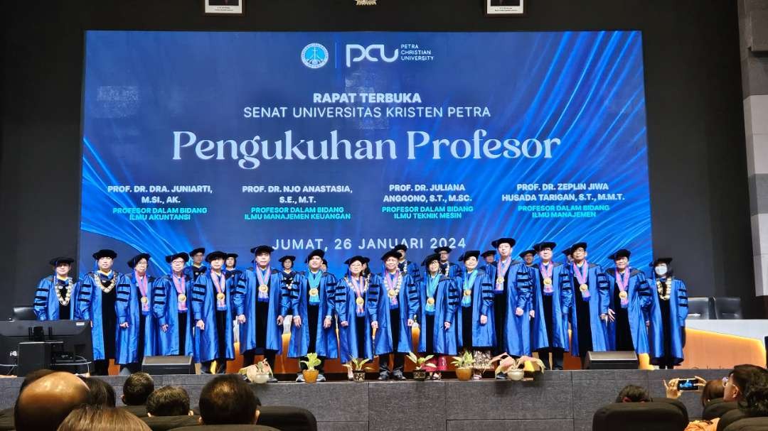 Potret Profesor yang baru dilantik bersama anggota senat Petra Christian University, pada acara pengukuhan profesor Jumat 26 Januari 2024. (Foto: Julianus Palermo/Ngopibareng.id)