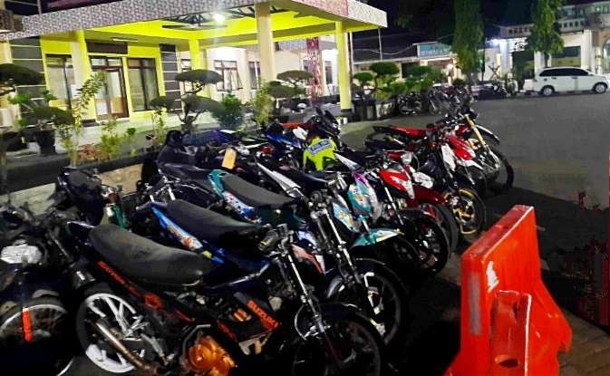 Belasan sepeda motor tak standar dari razia tempat balap liar, diamankan sebulan di Mapolres Situbondo. (Foto: Dokumen Satlantas Polres Situbondo)