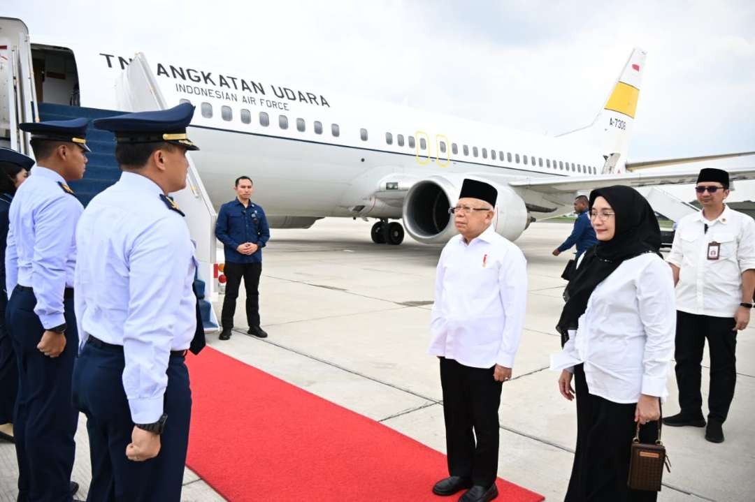 Wapres Ma'ruf Amin dan Ibu Wury saat meninggalkan Bandara TNU Halim menuju Semarang, Jumat 26 Januari 2024. (Foto: Setwapres)