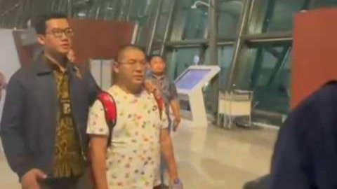 Putra Wibowo (kanan) pendiri robot trading Viral Blast Global, ditangkap di Bangkok, Thailand, karena overstay. (Foto: Istimewa)