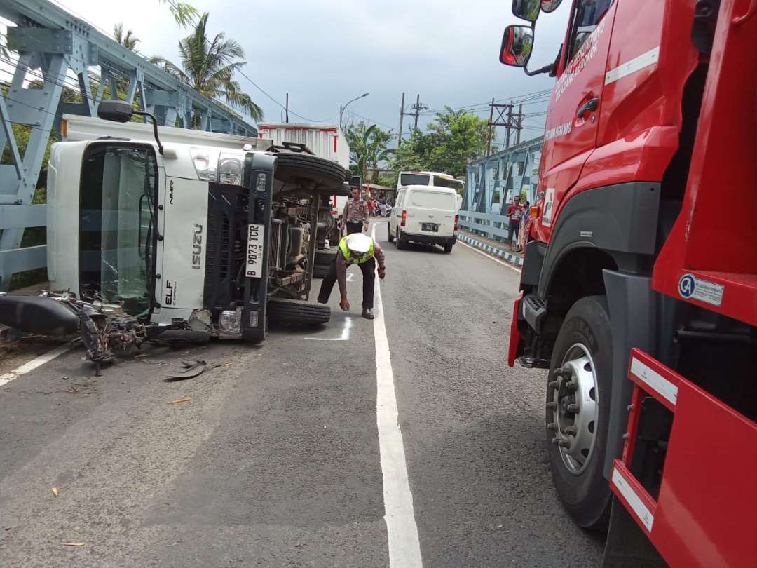 Petugas Unit Gakkum Satlantas Polresta Banyuwangi melakukan olah TKP di lokasi kecelakaan (foto: istimewa)