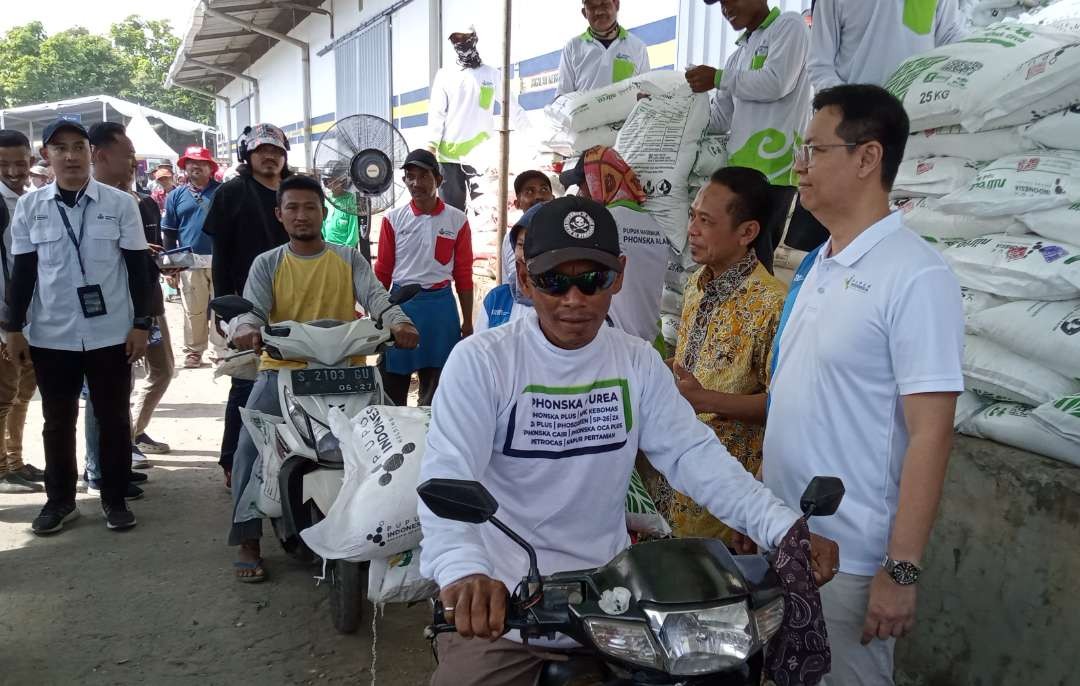 Para petani melakukan penebusan pupuk dalam program gebyar diskon pupuk di gudang pupuk penyangga Kabupaten Tuban (Foto: Khoirul Huda/Ngopibareng.id)