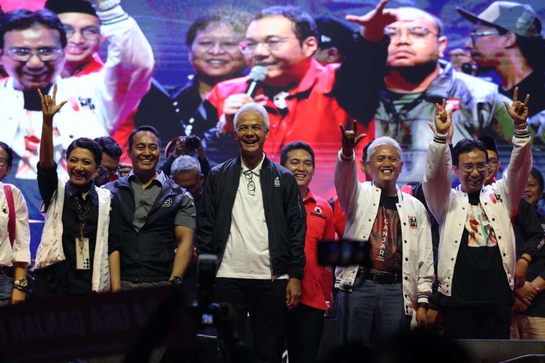 Puluhan ribu orang rela hujan-hujanan hadiri acara Hajatan Rakyat bareng Ganjar Pranowo di Alun-alun Bung Karno, Kabupaten Semarang, Jumat 26  Januari 2024 malam. (Foto: istimewa)