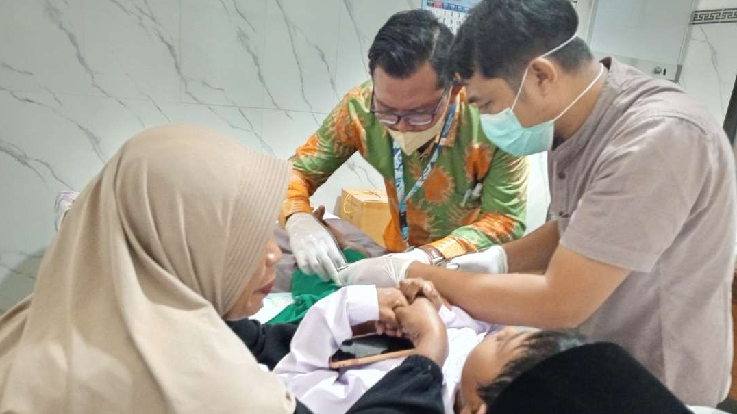 Khitanan massal mengawali pembukaan Klinik Sartika Reborn. (Foto: Imron Rosidi/Ngopbareng.id)