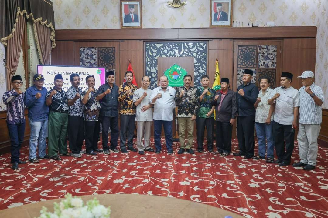 Ketua DPD RI LaNyalla Mahmud Mattalitti menerima mandat dari masyarakat Madura untuk mengembalikan konstitusi negara kepada UUD 1945 naskah asli. (Foto: TIm Media LaNyalla)