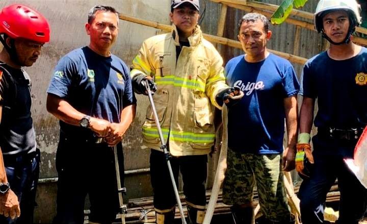 Anggota Damkar Bondowoso menangkap 2 ekor ular berbisa dari dua rumah warga, Sabtu 27 Januari 2024. (Foto: Dok Damkar Bondowoso)