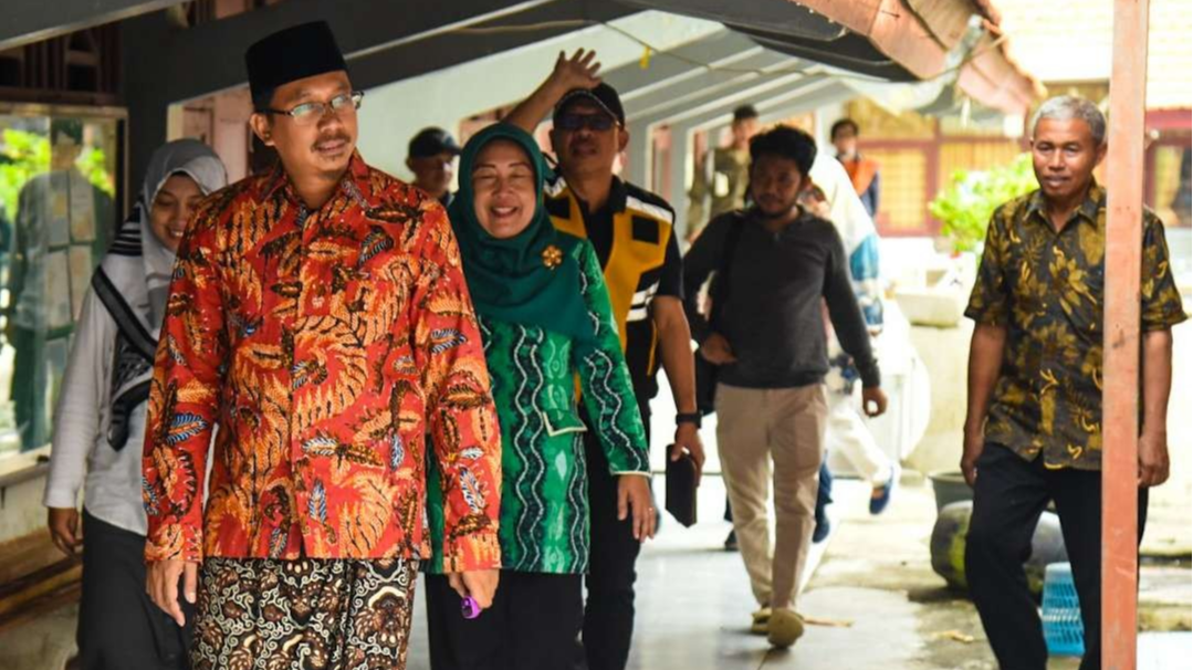 Bupati Sidoarjo Gus Muhdlor memakai batik orange (foto : Aini/Ngopibareng.id)