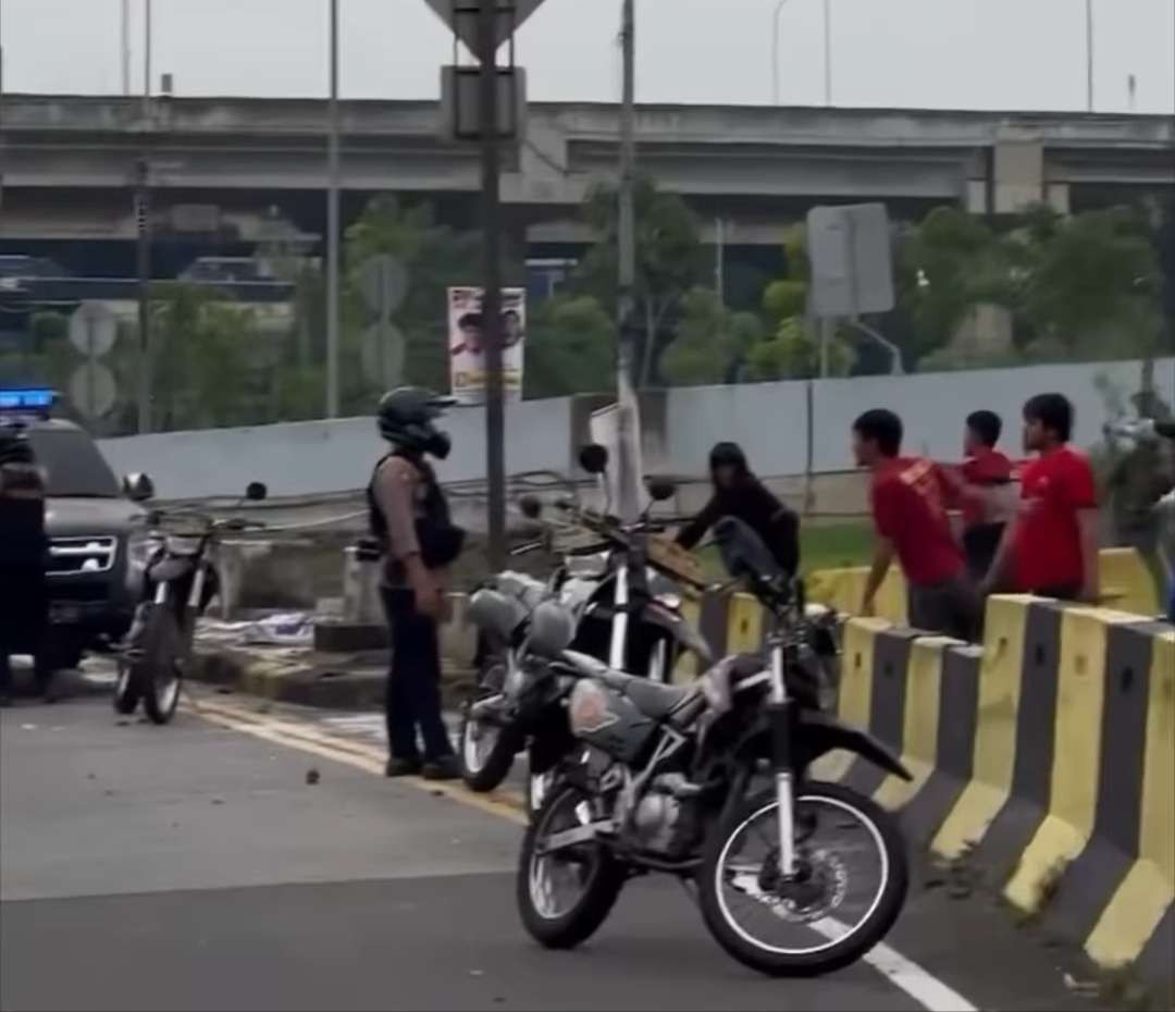 Tawuran warga RW 01 dan RW 02 Kelurahan Jatinegara, Jakarta Timur, Minggu 28 Januari 2024 pagi. (Foto: Tangkapan layar)