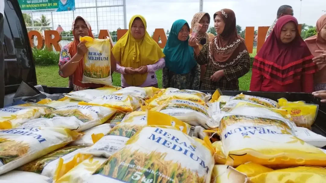 Warga menyerbu operasi pasar yang digelar Bulog Banyuwangi, pada awal Februari 2023 lalu. (Foto: Muh Hujaini/Ngopibareng.id)