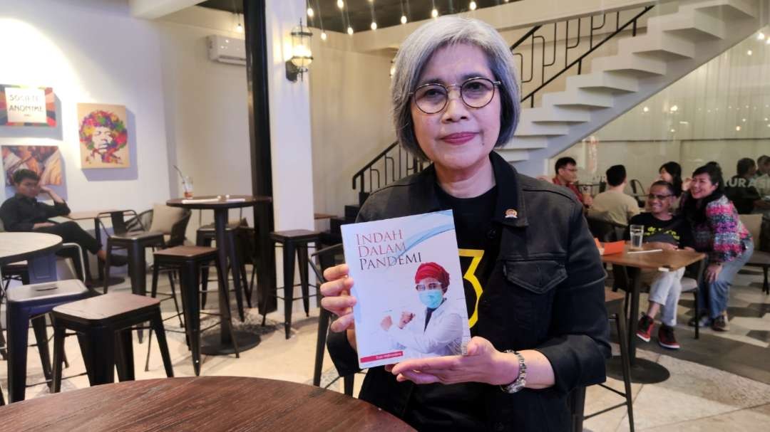 Politisi PDI Perjuangan, Indah Kurnia, memperlihatkan buku Indah Dalam Pandemi. (Foto: Fariz Yarbo/Ngopibareng.id)