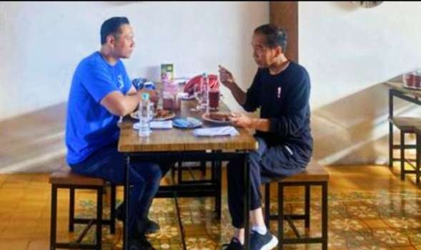 Presiden Jokowi bersama Ketua Umum Partai Demokrat AHY menikmati Gudeg di warung  Yu Djum (Foto: MC Demokrat)