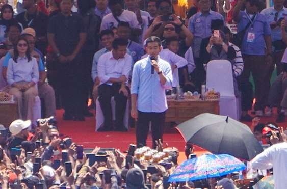 Cawapres Gibran Rakabuming Raka sampaikan tiga program penting di depan buruh SPSI, saat kampanye di Stadion Gelora Delta Sidoarjo (GDS), Jawa Timur, Minggu 28 Januari 2024. (Foto: Aini Arifin/Ngopibareng.id)