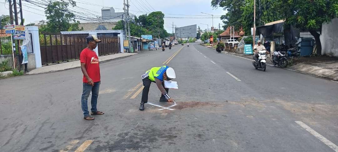 Petuga Unit Gakkum Satlantas Polresta Banyuwangi melakukan olah TKP. (Foto: Istimewa)