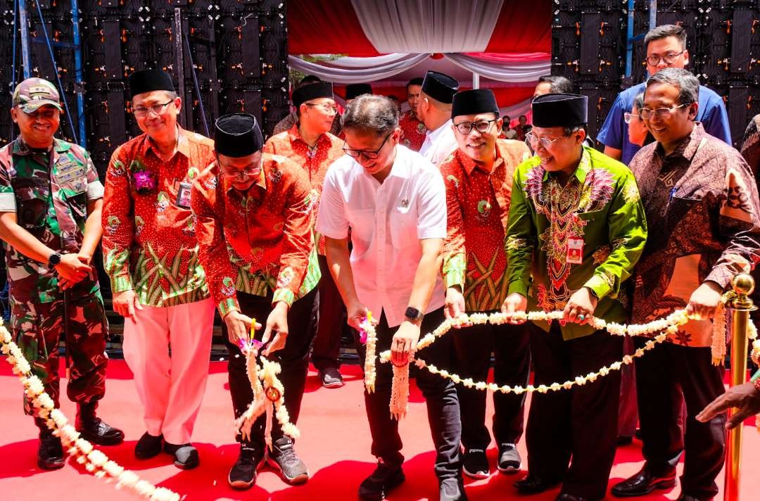 Menteri Kesehatan (Menkes) Budi Gunadi Sadikin meresmikan gedung baru di RSUD Sidoarjo, Jawa Timur. (Foto: Aini Arifin/Ngopibareng.id)