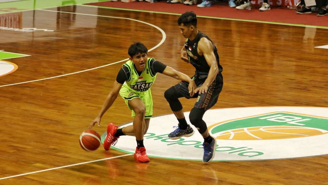 Pebasket Pacific Caesar, Daffa Dhoifullah (kiri) saat menghadapi Bima Perkasa di GOR Pacific, Surabaya, Minggu 28 Januari 2024. (Foto: Fariz Yarbo/Ngopibareng.id)