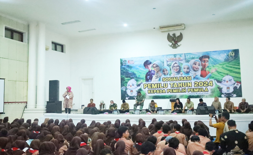 Pj. Bupati Lumajang, Indah Wahyuni (Yuyun) dalam Sosialisasi Pemilu 2024 Kepada Pemilih Pemula, berlangsung di Gedung Soedjono Lumajang, pada Jumat 26 Januari 2024. (Foto: Kominfo Lumajang)