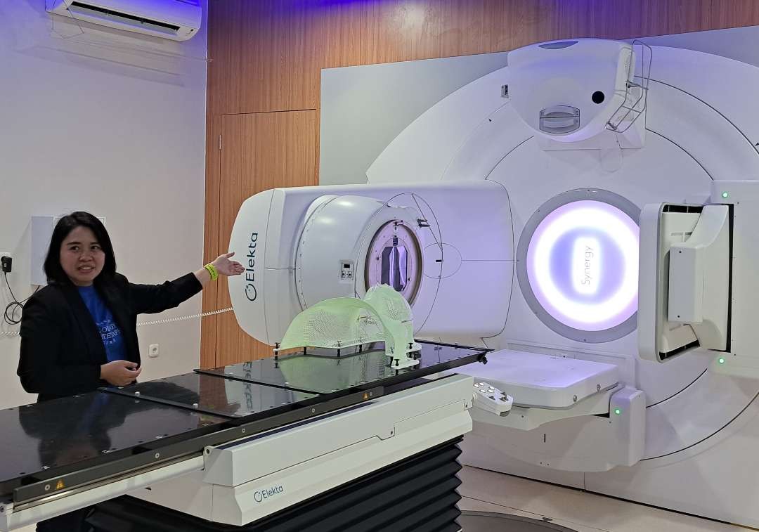 Alat Radiotherapy di RS Mitra Keluarga Kenjeran, Surabaya. Harapannya memecah antrean. (Foto: Pita Sari/Ngopibareng.id)