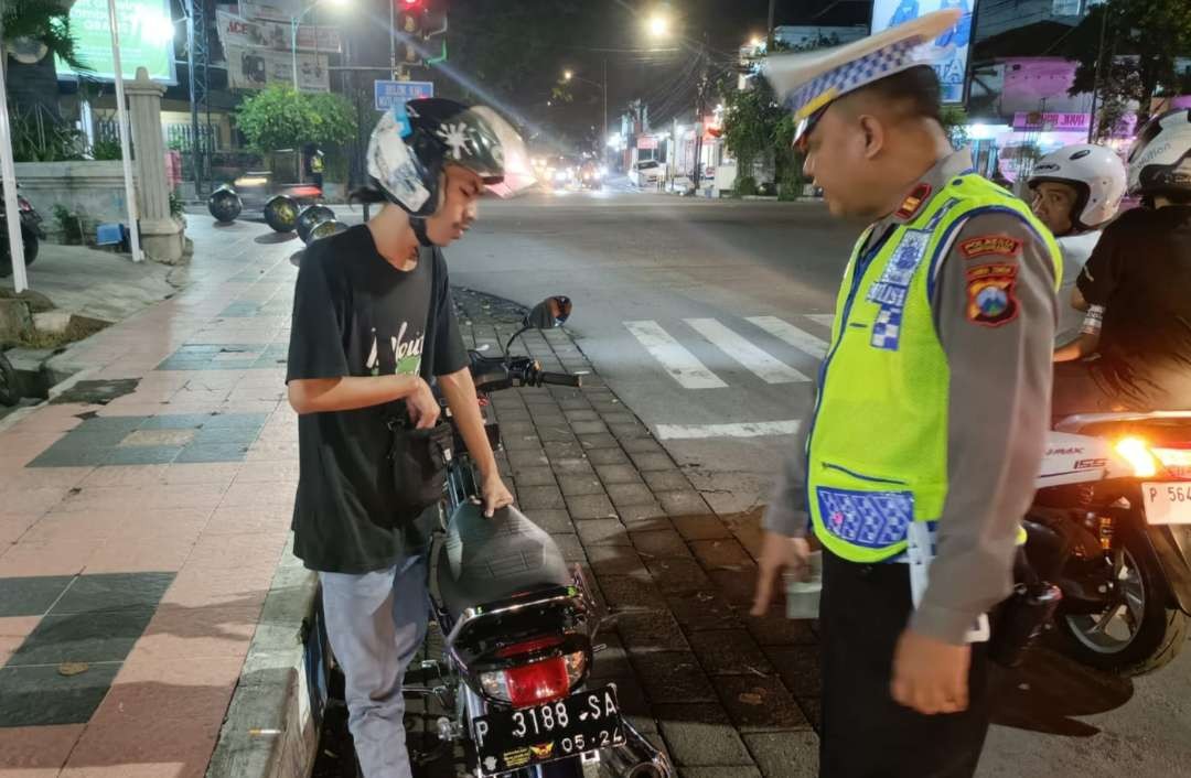 Anggota Satlantas memeriksa salah satu kendaraan yang menggunakan knalpot tidak standar (Foto: istimewa)