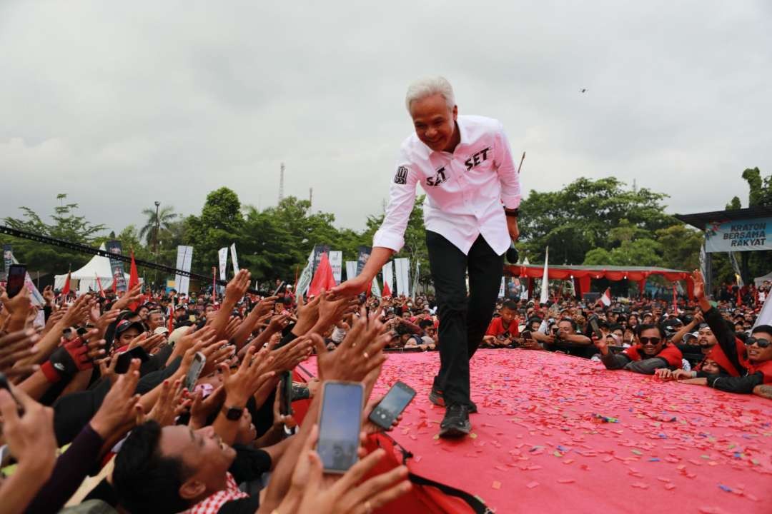 Ganjar Pranowo, capres nomor urut 3, sosialisasi sekolah gratis ke warga dan dihadiri seniman dan budayawan di Alun-alun Wates Yogyakarta, Minggu 28 Januari 2024. (Foto: Istimewa)