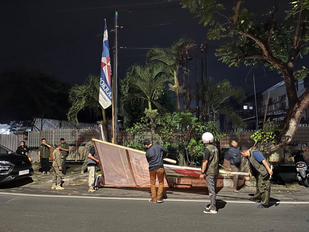 Penindakan Alat Peraga Kampanye (APK) oleh Bawaslu dan Satpol-PP Kota Malang (Foto: Bawaslu Kota Malang)