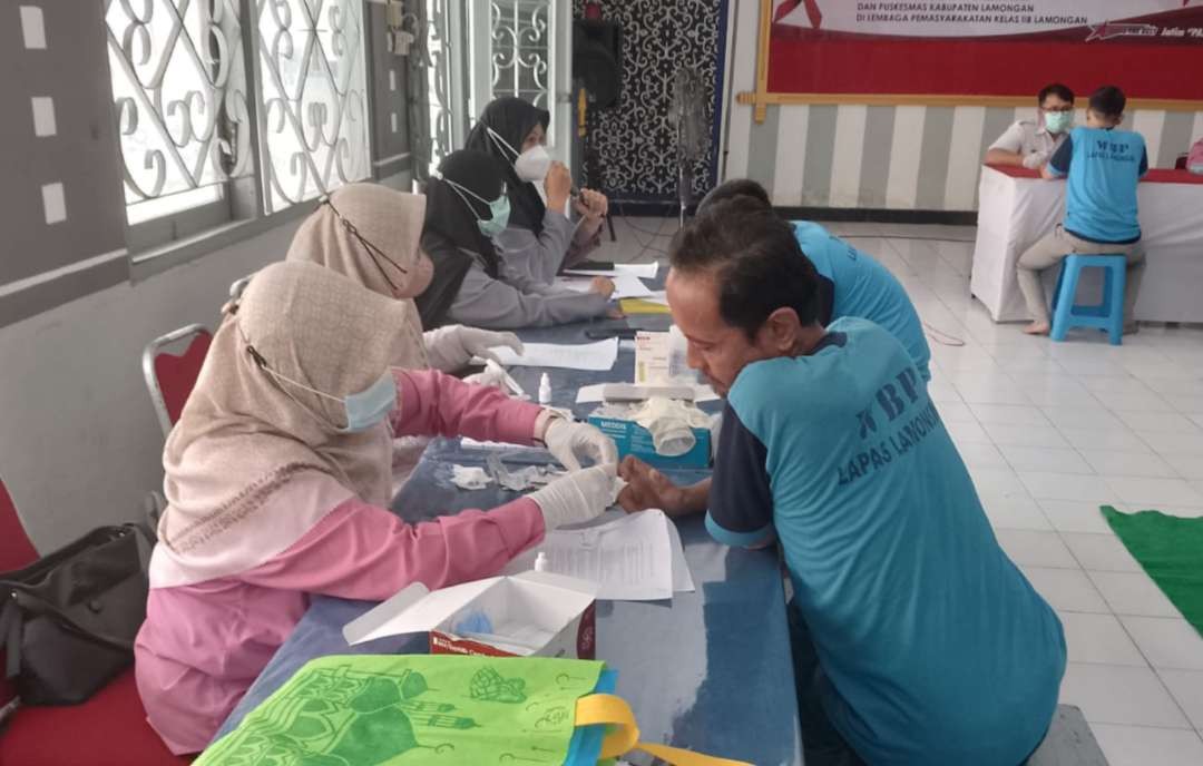 Pelaksanaan skrining HIV terhadap warga binaan Lapas Lamongan. (Foto: Istimewa)