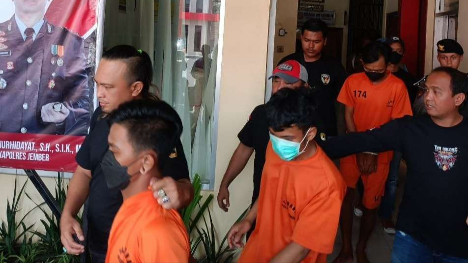 Ketiga tersangka kasus pembunuhan kakek Abdul Jalal dilumpuhkan (Foto: Rusdi/Ngopibareng.id)