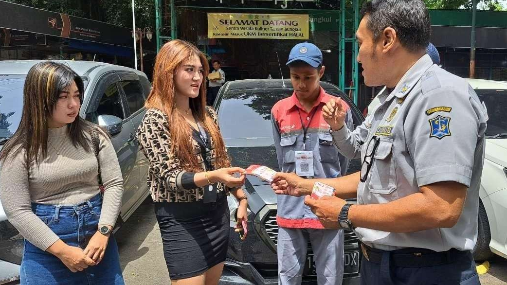 Sosialisasi pembayaran non tunai di kawasan Taman Bungkul dengan E-Money, QRIS, dan Voucher. (Foto: Pita Sari/Ngopibareng.id)