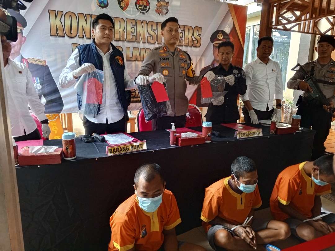 Kapolres Lamongan AKBP Bobby A Condroputra didampingi Kasatreskrim AKP I Made Suryadinata saat konferensi pers dengan menghadirkan tersangka pembobol Alfamart di Mapolres Lamongan. (Foto: Imron Rosidi/Ngopibareng.id)