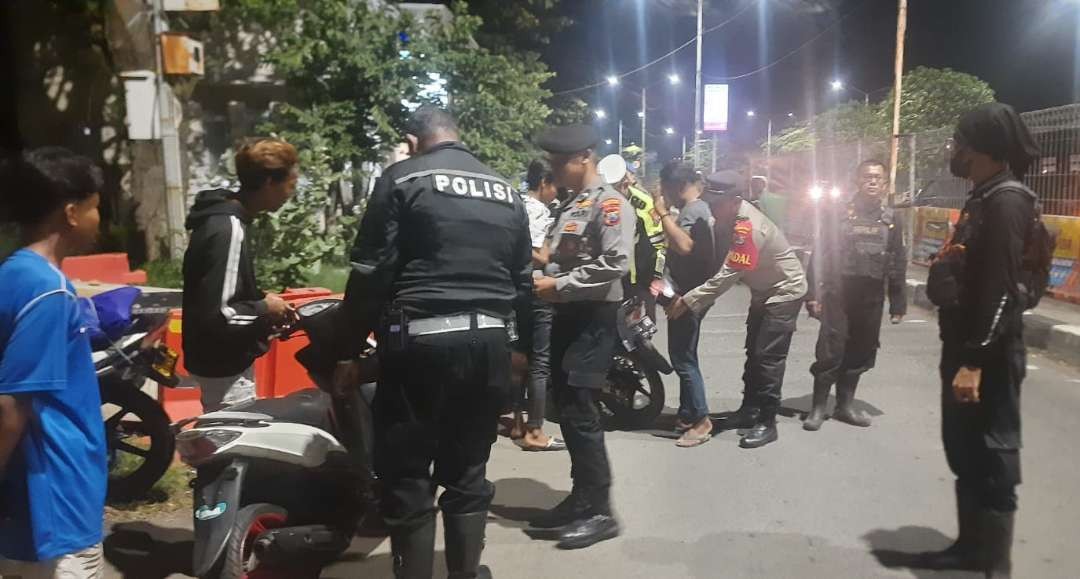 Razia gabungan knalpot brong di kawasan jembatan Suramadu berhasil menjaring puluhan motor. (Foto: Dok Satpol PP Kota Surabaya)