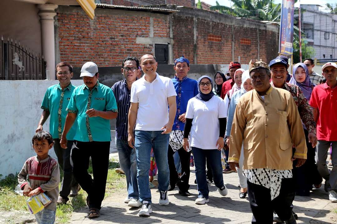 Walikota Surabaya, Eri Cahyadi saat meresmikan fasilitas publik di Kelurahan Karangpoh Surabaya. (Foto: Humas Pemkot Surabaya)