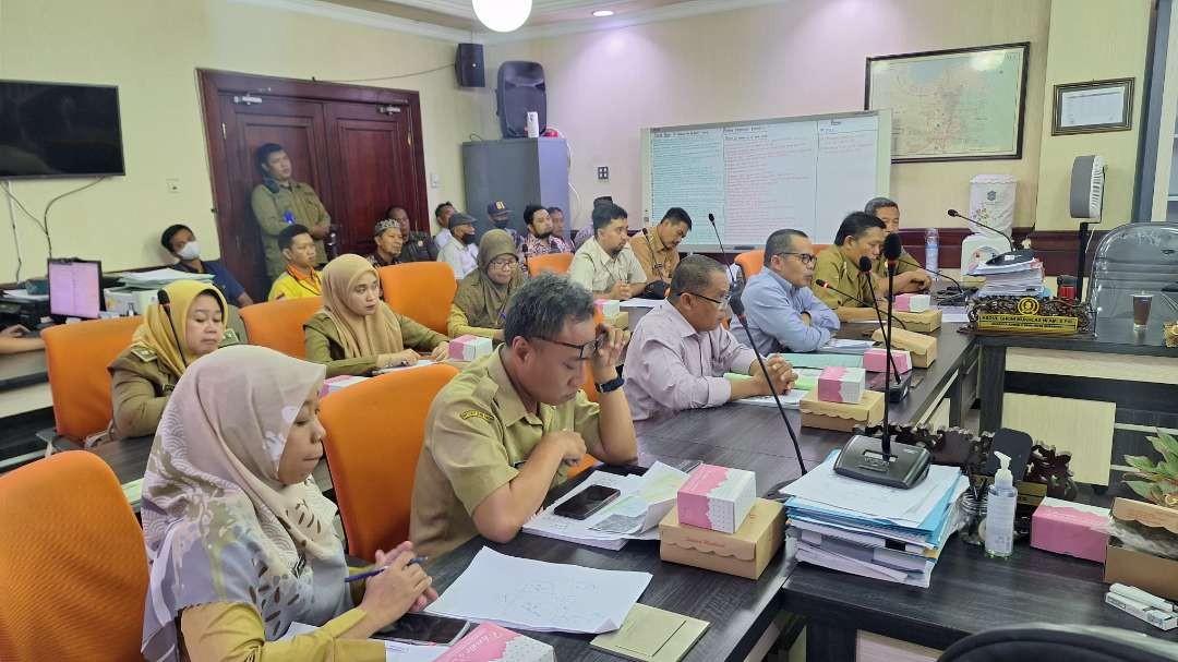 Suasana rapat dengar pendapat Komisi C DPRD Kota Surabaya dengan warga RW 08 Kebraon, yang mengalami penolakan untuk menggunakan PSU perumahan berupa makam umum, Selasa 30 Januari 2024. (Foto: Julianus Palermo/Ngopibareng.id)